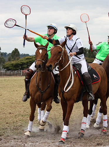 Vrouwen met hun paarden die Polocrosse spelen